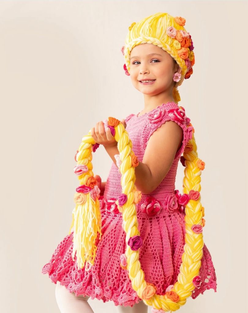 Miss Mirim Brasil de Las Américas confere à araçatubense troféu de melhor traje cultural que homenageia o Atamo